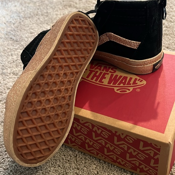 Hi-Top Sk8- Hi Zip Party Glitter Vans in Black & Gold glitter - Picture 4 of 4